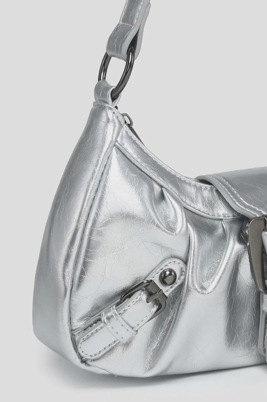 Bolsa de bandolera con hebilla en la parte delantera