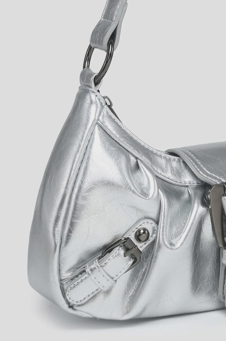 Bolsa de bandolera con hebilla en la parte delantera